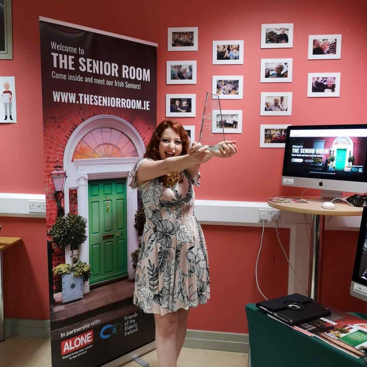 Photo of Sayonara Bittencourt holding an academic award for best project of the year